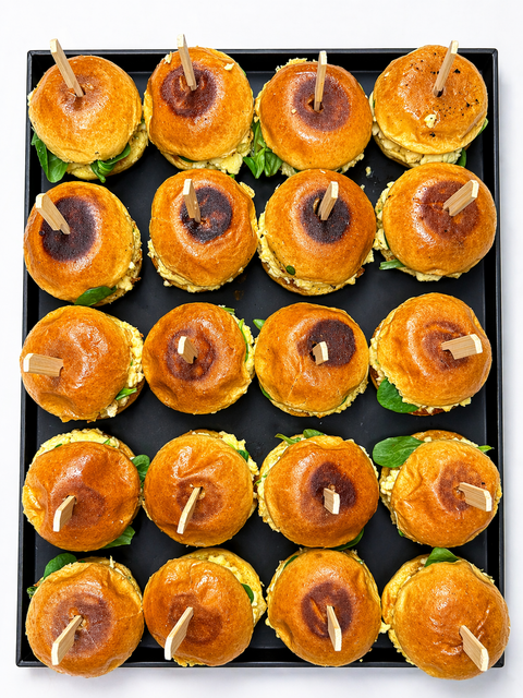 Plateau mini buns gourmands aux oeufs et pousses d'épinard